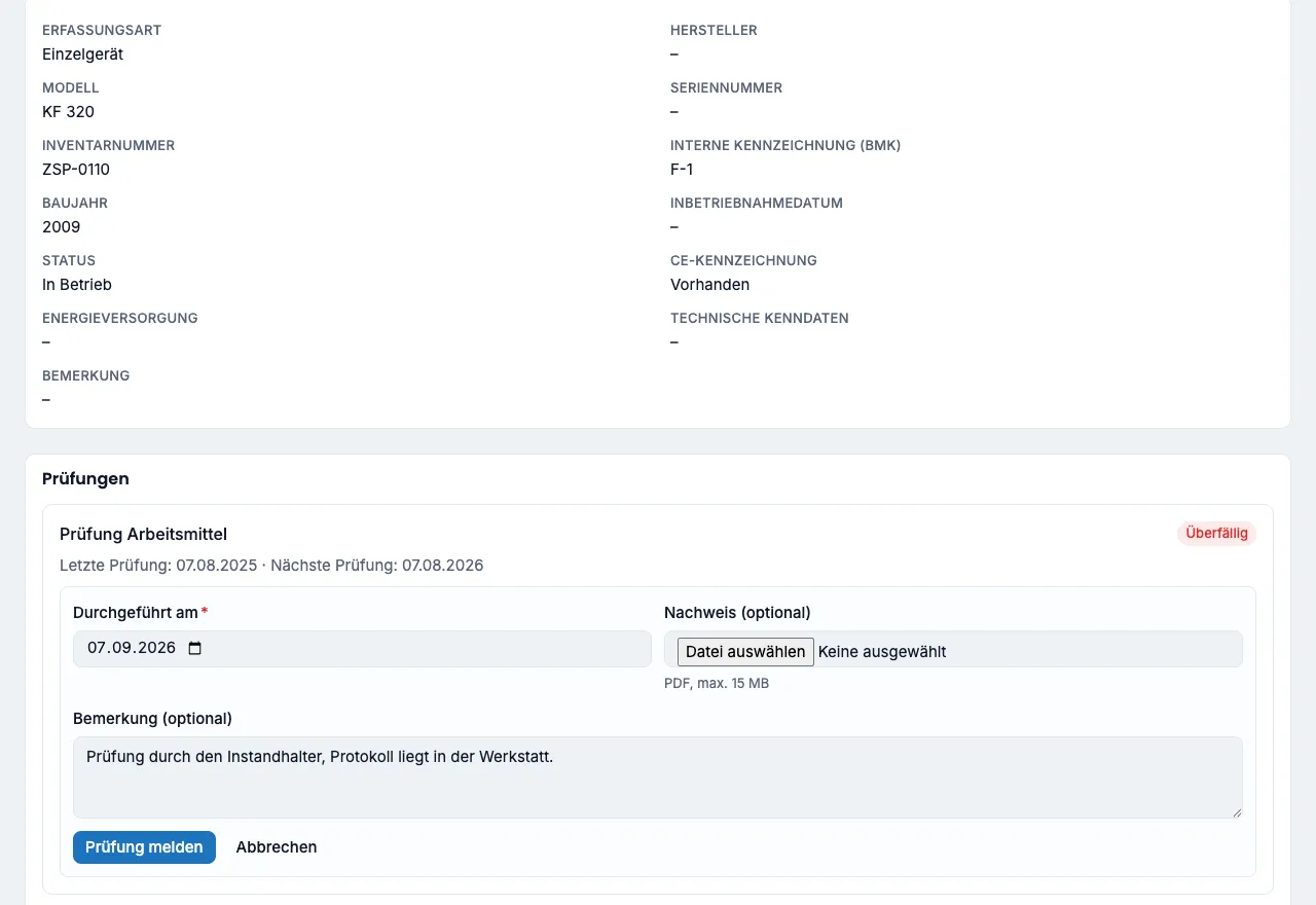 Betriebsmittel im Kundenportal mit Prüfpflicht, letzter und nächster Prüfung sowie geöffnetem Formular zum Melden einer Prüfung mit Datum und Nachweis